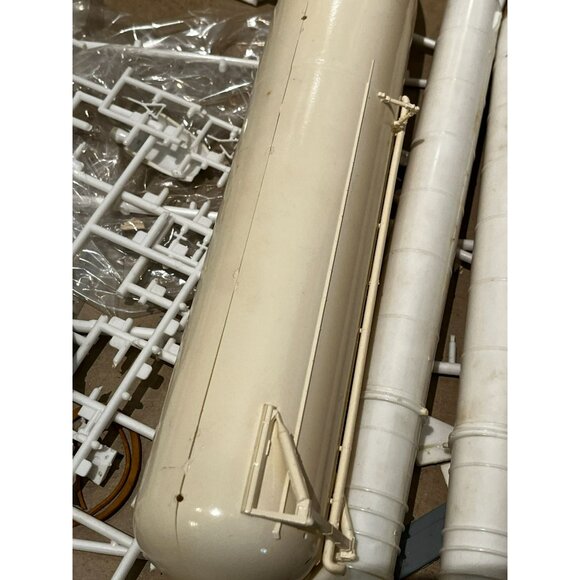 Entex Space Shuttle "Enterprise" Model Kit 1:144 Scale Kit #8529 started - Picture 12 of 16